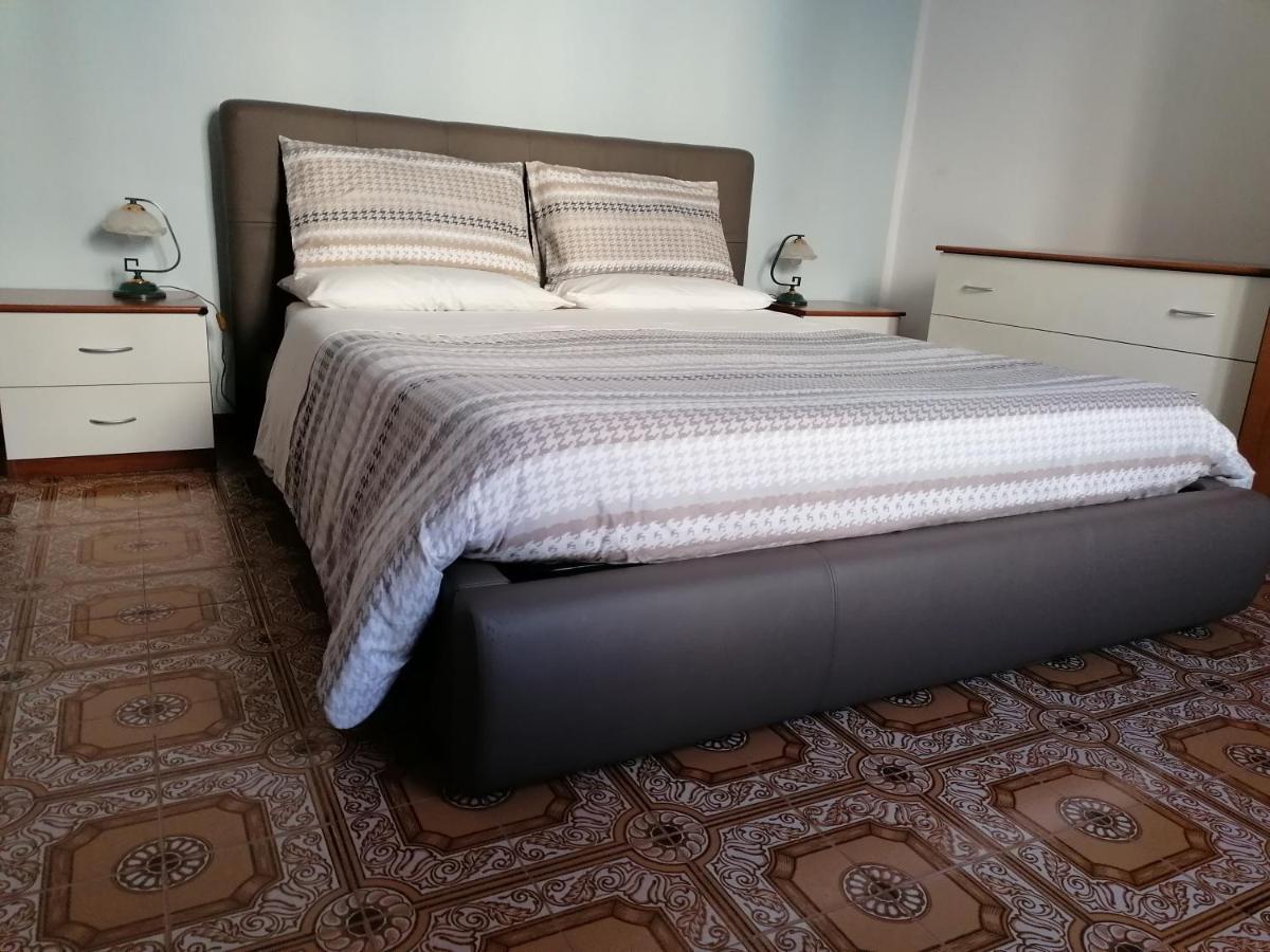 Due Finestre Sul Cortile Hotel Novi Ligure Kültér fotó